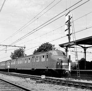 151235 Afbeelding van het diesel-electrische treinstel nr. 144 (DE 3, plan U) van de N.S. op het emplacement te Geldermalsen.
